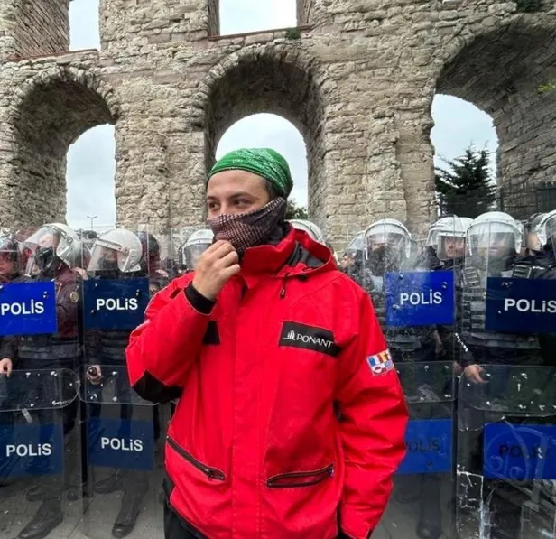 İşçi değil provokatör! 1 Mayıs gösterilerinde polise tekme atan kişi CHP’li trol ’Basel’ çıktı! | Saldırıya parti otobüsüyle mi gitti?