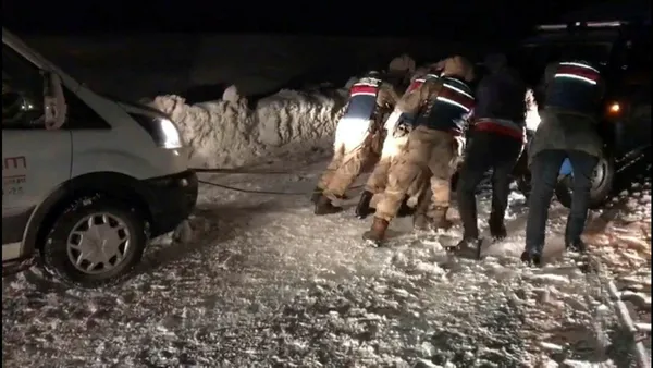 Yolda kalan vatandaşın yardımına jandarma koştu - 4