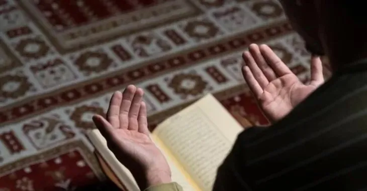Kadir Gecesi hangi tarihte, ne zaman 2023? Anlamı ve önemi nedir? Okunacak dualar neler? Kadir suresi Arapça okunuşu ve Türkçe anlamı!