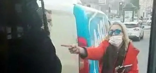 İstanbul’da otobüse binemeyen kadın çılgına döndü! Halk otobüsüne saldırdığı anlar kamerada