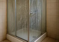 Kireçten matlaşan duşakabin camlarına doğal çözüm: Camlar ışıl ışıl parlıyor