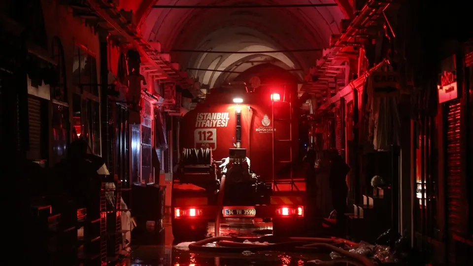 Tarihi yapı alevlere teslim olmuştu! Flaş açıklama: Kapalıçarşı'da hasar var mı?