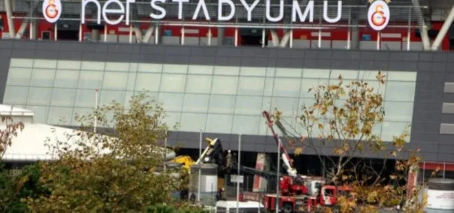 Galatasaray NEF Stadı’nda korkutan kaza! Vinç devrildi