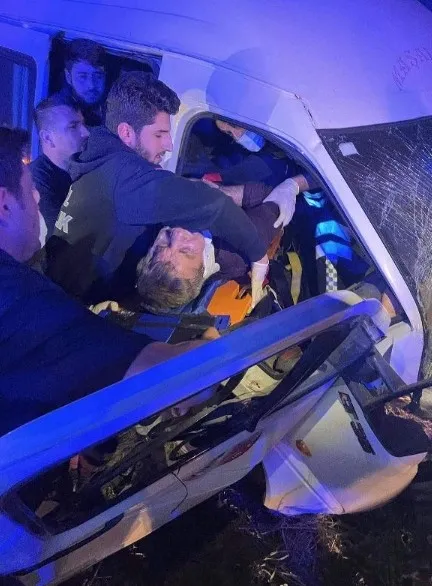 hatayda-yolcu-minibusu-takla-atti-12-kisi-yaralandi-1650747274337.jpg Hatay'da yolcu minibüsü takla attı: 12 kişi yaralandı - 1
