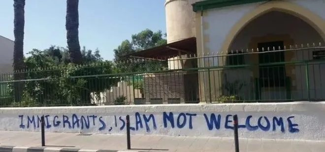Güney Kıbrıs’ta İslam’a yönelik alçakça saldırı! Camiye molotofkokteyli attılar! Rum yetkililere çağrı: Gerekeni yapın!