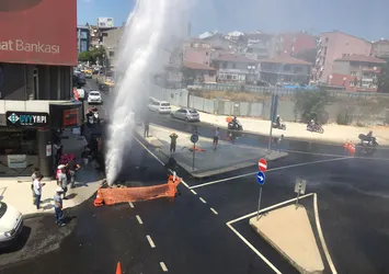 İSKİ yine boru patlattı! Halk tepki gösterdi: Bunlar hep vatandaşın cebinden çıkıyor