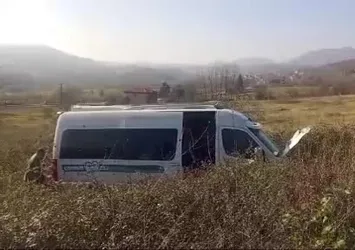 Freni boşalan minibüs ormana uçtu