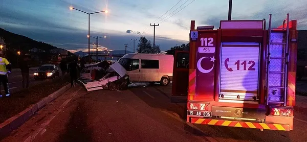 1682453253591.jpeg Burdur'da korkunç kaza! Kontrolsüz şekilde yola çıktı ikiye ayrıldı: 1 ölü, 3 yaralı - 3
