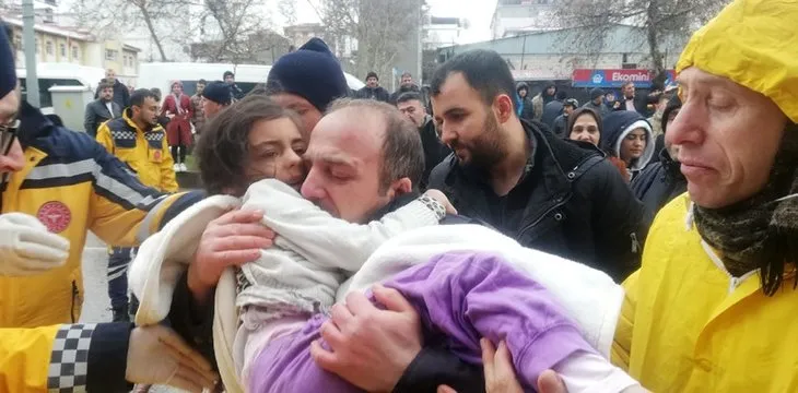 KAHRAMANMARAŞ'TA 7,4'LÜK DEPREM! Deprem bölgesinde kurtarma çalışmaları devam ediyor | İğne deliğinden çıkarıldılar