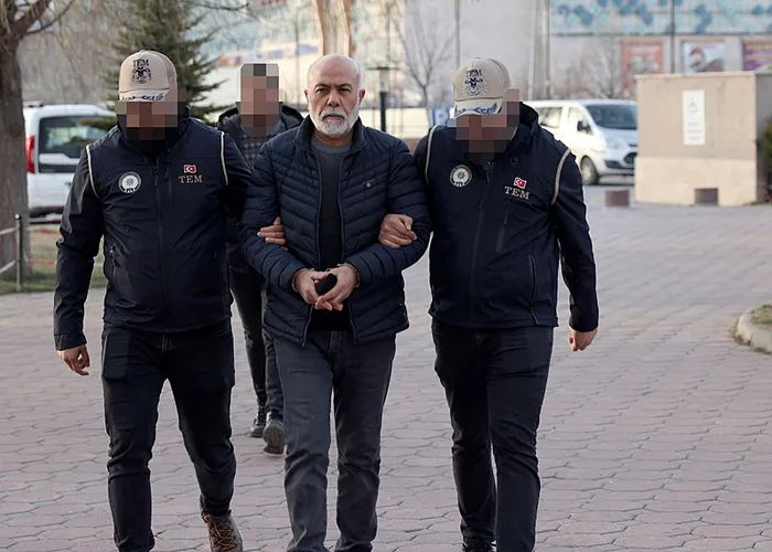 FETÖ firarisi eski Vali Ahmet Pek yakalandı - 1