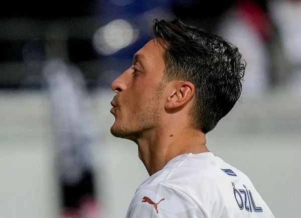 eintracht-frankfurt-fenerbahce-macinda-skandal-alman-taraftarlar-mesut-ozile-yabanci-madde-firlatti-1631824140937.jpeg Frankfurt - Fenerbahçe mücadelesinde Almanlar Mesut Özil'e yabancı madde fırlattı - 5