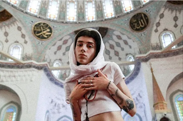 Bu kadarı da pes! İyice zıvanadan çıktılar: Kocatepe Camii’nde sanat adı altında dini değerler ayaklar altına alındı