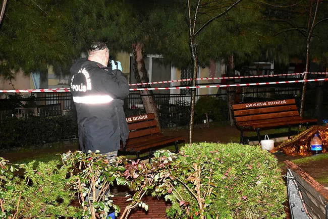İzmir’de parkta şoke eden görüntü! Gören polisleri aradı - 1