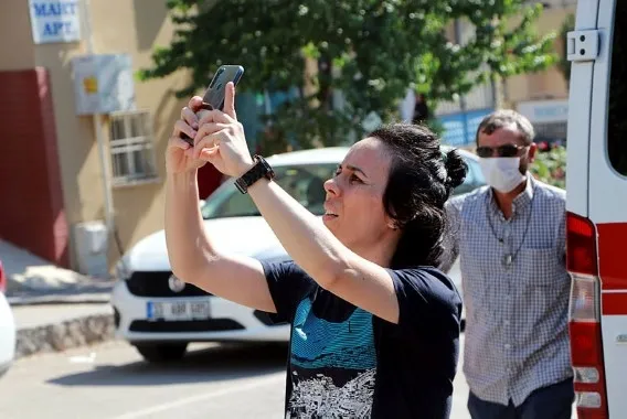 Adana’da intihar girişimini izleyen vatandaşlar sosyal mesafeyi unuttular - 3