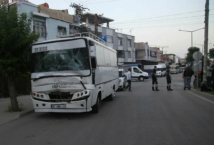 Adana'da iki midibüs çarpıştı: 12 tarım işçisi yaralandı - 1