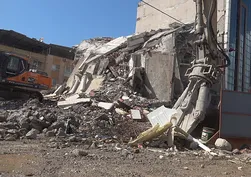 İş makinesi kolona dokundu: 7 katlı bina yerle bir oldu