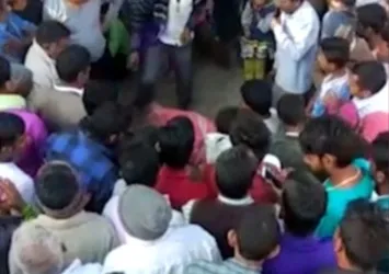 Hindistan'da önce kocası kırbaçladı ardından halk saldırdı