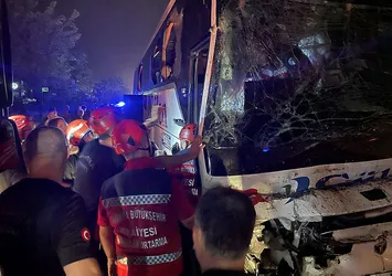 Sakarya'da yolcu otobüsü kazası! TIR'a arkadan çarptı! Çok sayıda yaralı var