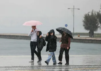 HAVA DURUMU | Meteoroloji günlerdir uyarıyordu! İstanbul güne sağanakla uyandı... Yağış devam edecek mi? İşte son tahminler