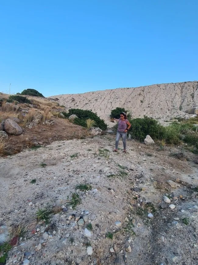 CHP'li Karaburun Belediyesi’nden ikinci doğa katliamı! Belediye kamyonları tonlarca toprağı doğaya bırakıyor - 2