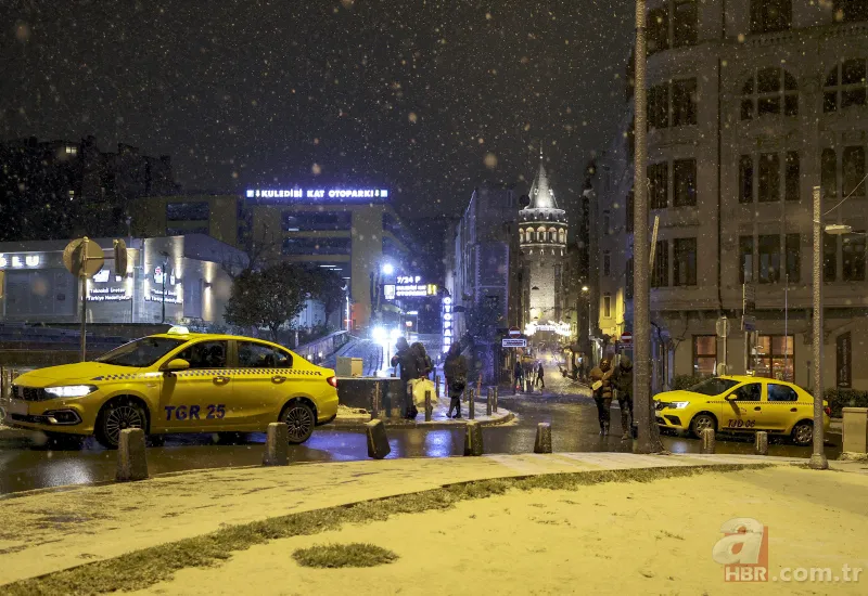 İstanbul beyaz örtüyle kaplandı! Ulaşımda aksama | Vali Yerlikaya uyardı: Zorunlu olmadıkça trafiğe çıkmayın 8