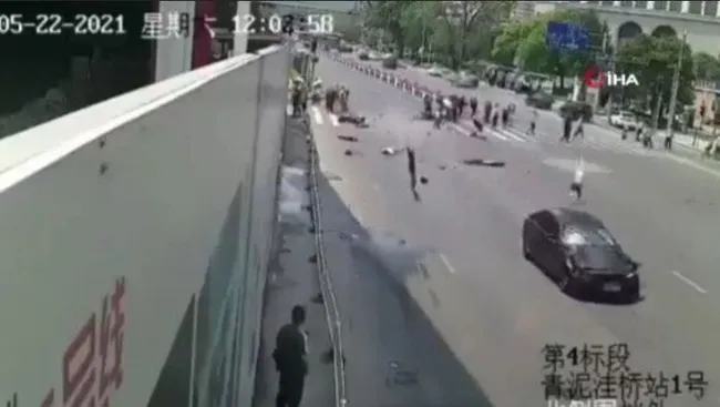 Çin'de kırmızı ışıkta durmayan araç yayaların arasına daldı: 4 ölü - 2