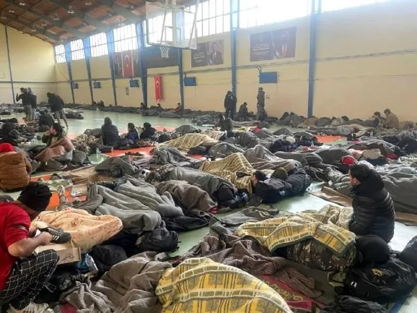 İzmir açıklarında 336 düzensiz göçmen yakalandı: 6 şüpheli gözaltında - 1