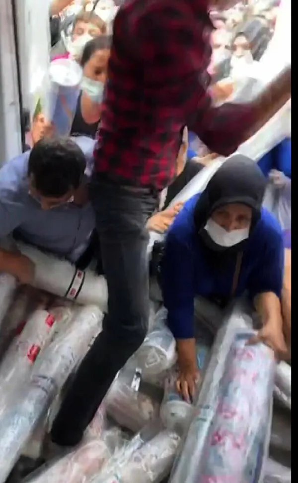 1630922301842.jpg 50 liralık halı izdihamı: Birbirlerini ezip geçtiler - 1