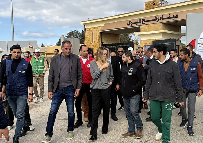 abdli-oyuncu-angelina-jolieden-gazze-sinirinda-insani-destek-1767424371460.jpeg Kaynak: AA