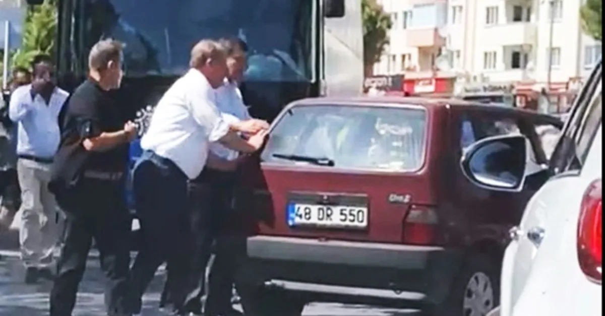 Muharrem İnce otobüsten inip araba itti! O anlar kamerada