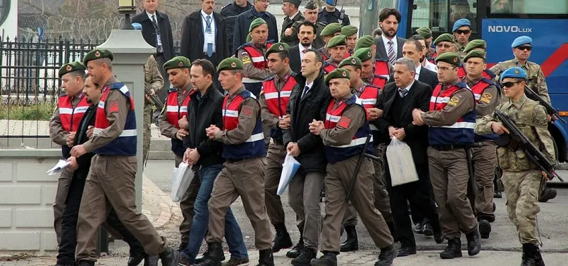 ‘Kırmızı tişörtlü bir sivil, oteli gösterdi’