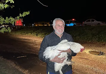 Yangından kurtardığı tavuğuna böyle sarıldı