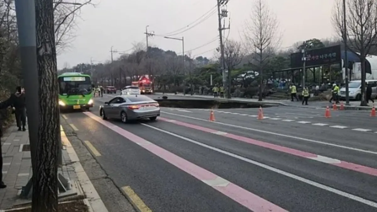 Güney Kore'de elim kaza: Yolun çökmesi sonucu çukura düşen motosiklet sürücüsünden acı haber