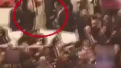 İşte Engin Özkoç’un yumruk yediği o an