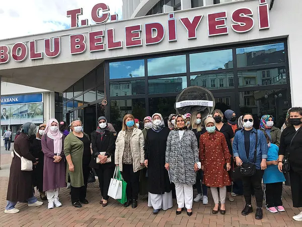 CHP’li Belediye Başkanı Tanju Özcan’a kadınlardan siyah çelenkli tepki! Kınıyoruz