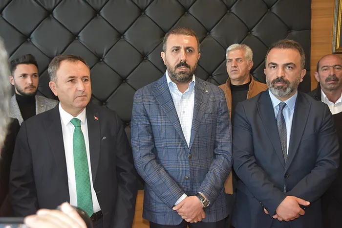 CHP'nin Bitlis Belediye Başkan adayı zehir zemberek sözlerle partisinden istifa edip AK Parti'ye katıldı - 2