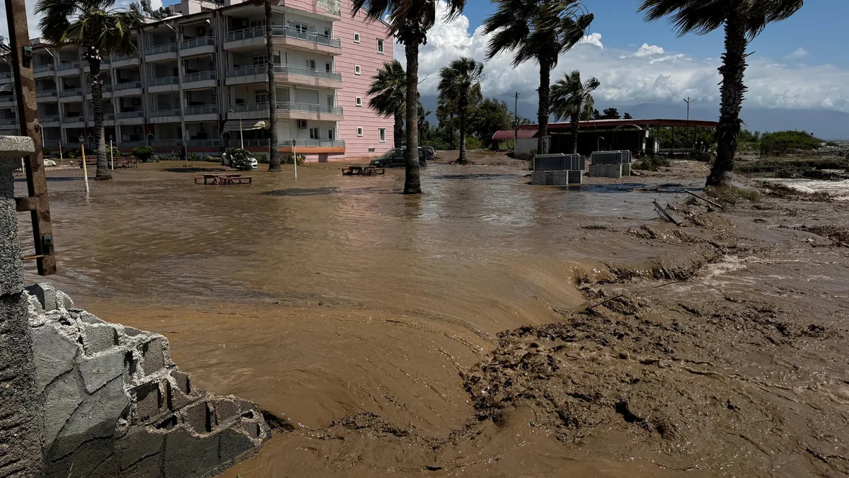 Akdeniz’in mavisi kahverengiye döndü! Sağanak Hatay'ı teslim aldı