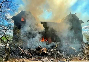 Rusya Luhansk'ta sivilleri hedef aldı! Tahliye için bekleyen 90 kişinin kaldığı okul vuruldu