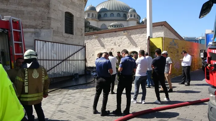 taksim-meydaninda-korkutan-yangin-vatandaslar-buyuk-panik-yasadi-1717338198081.jpg Taksim Meydanı'nda korkutan yangın! Vatandaşlar büyük panik yaşadı | İşte alevlerin nedeni - 6