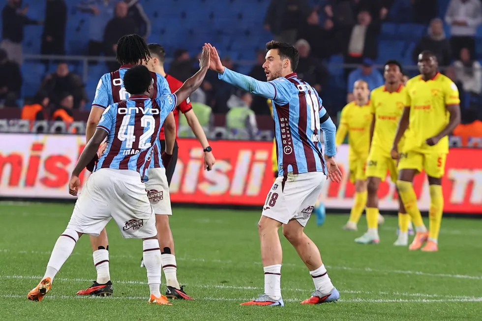 zirve-yarisi-alev-alev-aslan-firsati-tepti-fenerbahce-evinde-farkli-gecti-1777750348474.jpg Zirve yarışı alev alev! Aslan fırsatı tepti: Fenerbahçe evinde farklı geçti - 4