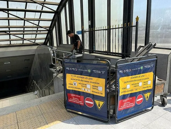 chpli-ibb-hizmette-servis-disi-istanbulda-metro-ve-metrobuste-vatandasin-yuruyen-merdiven-ve-asansor-cilesi-1692865751218.jpeg