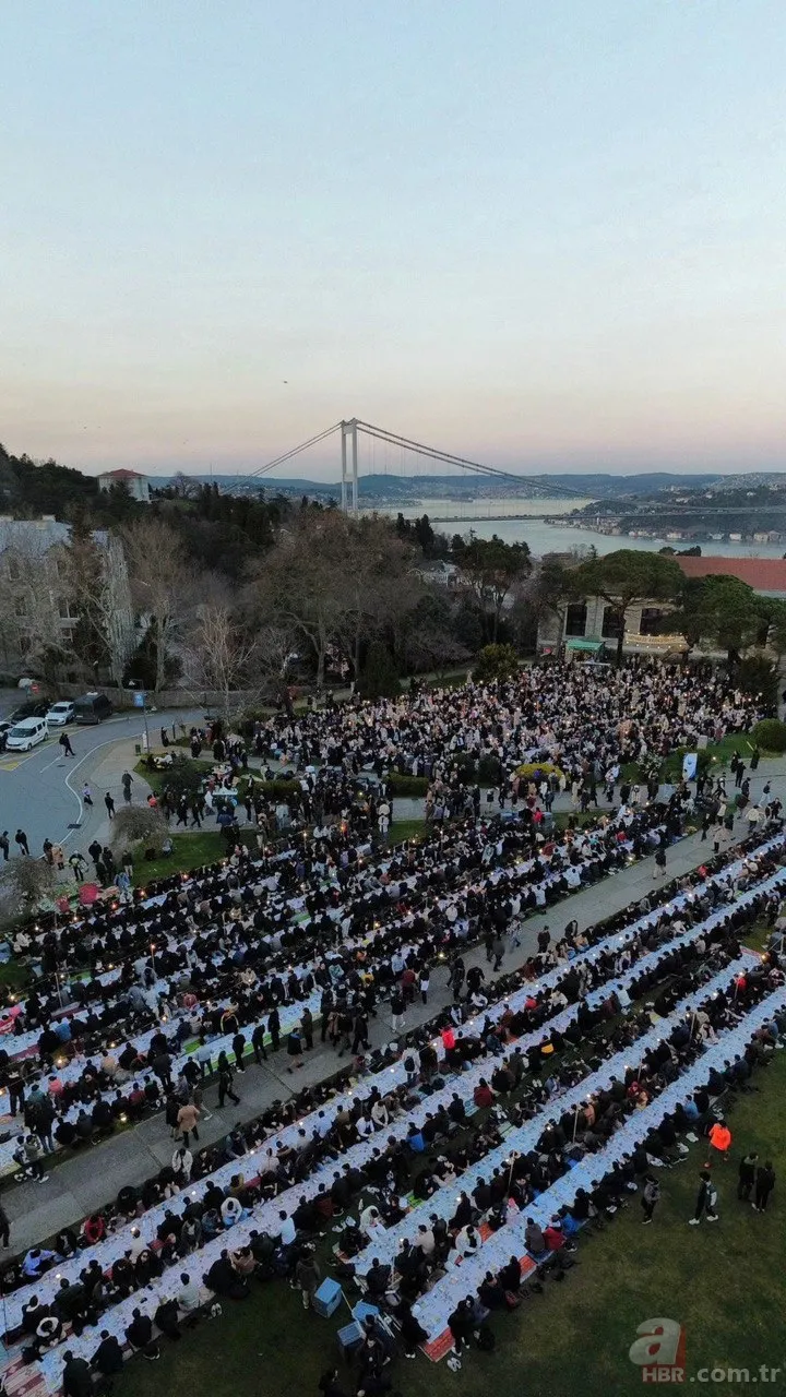 Boğaziçi Üniversitesi'nde iftar programı! Binlerce öğrenci yan yana saf tutup namaz kıldı 1