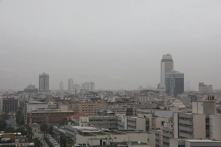 Sis değil çöl bulutu çöktü! İzmir’de göz gözü görmedi
