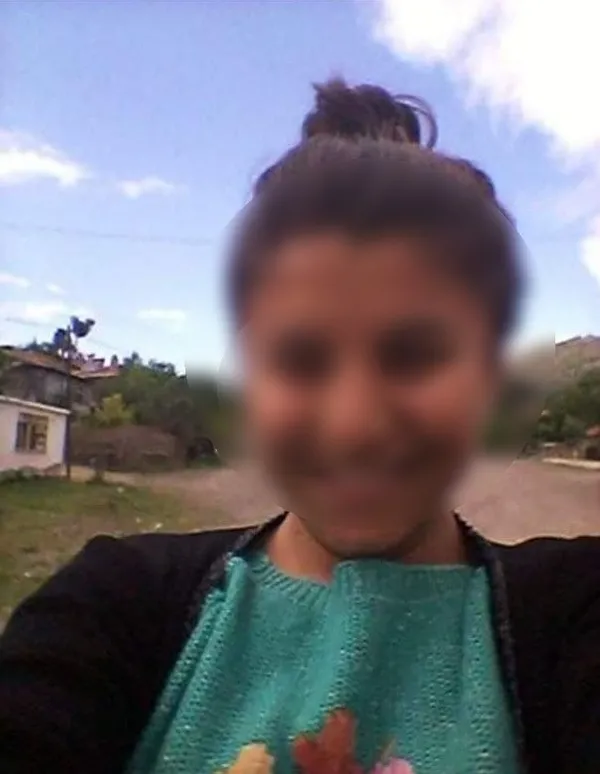 corumda-yasak-ask-cinayeti-genc-kiz-annesini-once-bicakladi-sonra-kabloyla-bogarak-oldurdu-1641388012376.jpg Çorum'da yasak aşk cinayeti: Genç kız annesini önce bıçakladı sonra kabloyla boğarak öldürdü - 3