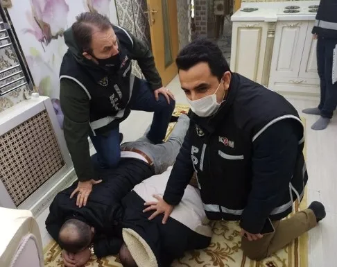 ankarada-ilerilerden-akilalmaz-plan-erkek-arkadasinin-hesabinda-o-parayi-gorunce-yaptiklari-filmleri-aratmadi-1648455474450.jpg Ankara’da ‘İleriler’ isimli suç örgütünden akılalmaz plan! Erkek arkadaşının hesabında o parayı görünce yaptıkları filmleri aratmadı - 2