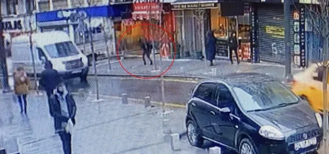 İstanbul'da akılalmaz olay! Yolda yürürken üstüne insan düştü