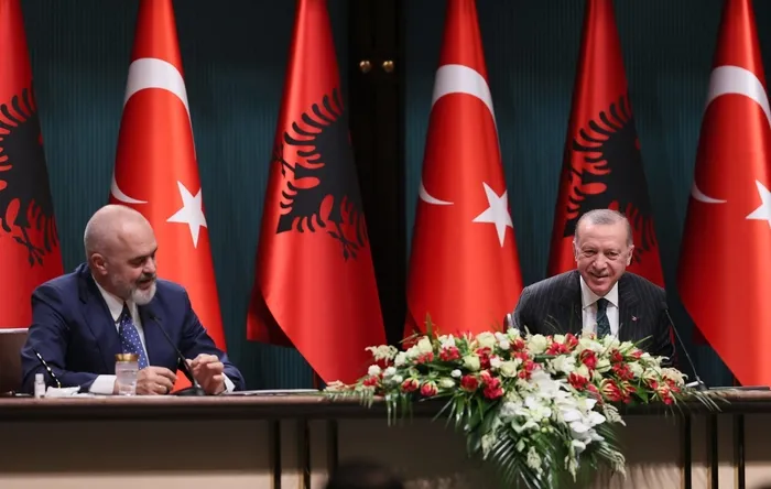 baskan-erdogan-arnavutluk-basbakani-rama-ile-gorustu-feto-ile-mucadele-masada-1723128224804.jpg Başkan Erdoğan Arnavutluk Başbakanı Rama ile görüştü! FETÖ ile mücadele masada... - 1
