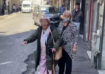 İstanbul'da yaşlı kadınların zor anları! Hiçbir taksi almadı