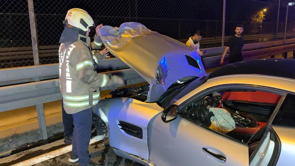 Avcılar D-100 kara yolunda feci kaza: Lüks spor otomobil bariyerlere saplandı - 1