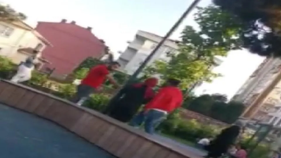 Çocuk parkında dehşet veren görüntüler! Silahlı bıçaklı kavgaya tutuştular